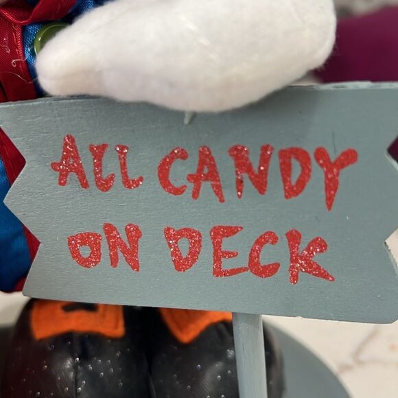 Vintage Mickey Mouse pirate Halloween treat holder. Very good vintage condition. - Picture 3 of 10